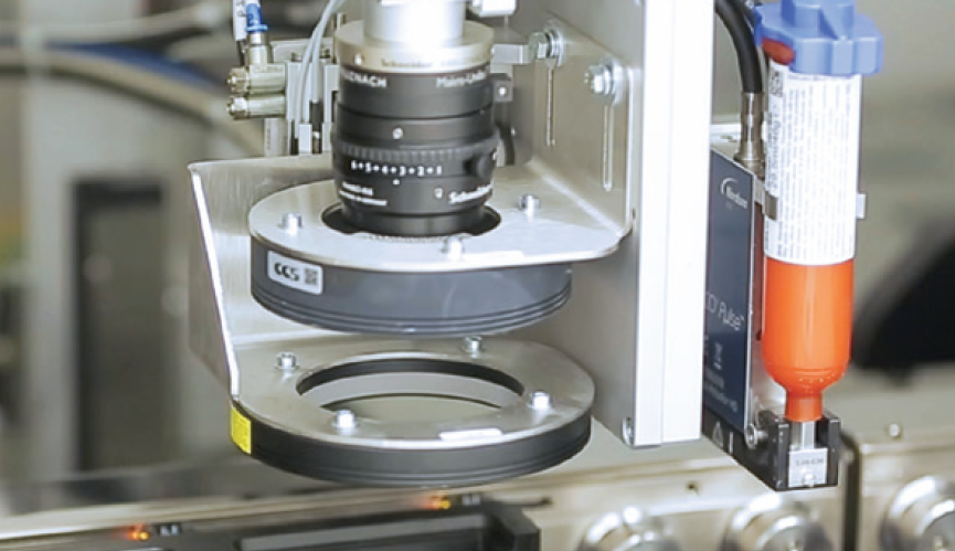 利用高精度噴膠系統進行膠水的精確塗佈,同時結合先進的光學檢測技術,確保膠水均勻分布及位置準確