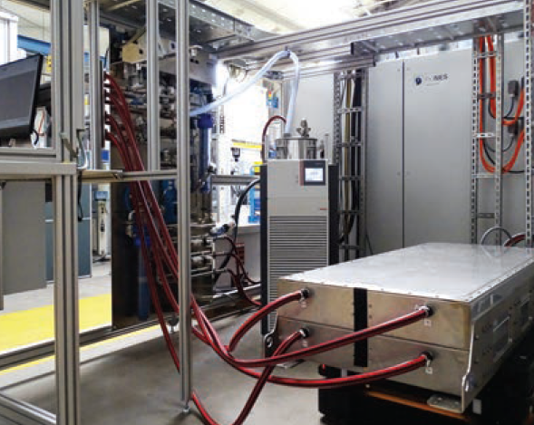 圖中為一套完整的電動車(EV)電池測試系統,其結合氣候模擬和高效測試模組,用於檢測電池在極端溫度與運行條件下的性能和穩定性。