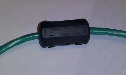 單圈導線束穿過鐵氧體磁芯(One Turn Wire Bundle inside Ferrite Core)