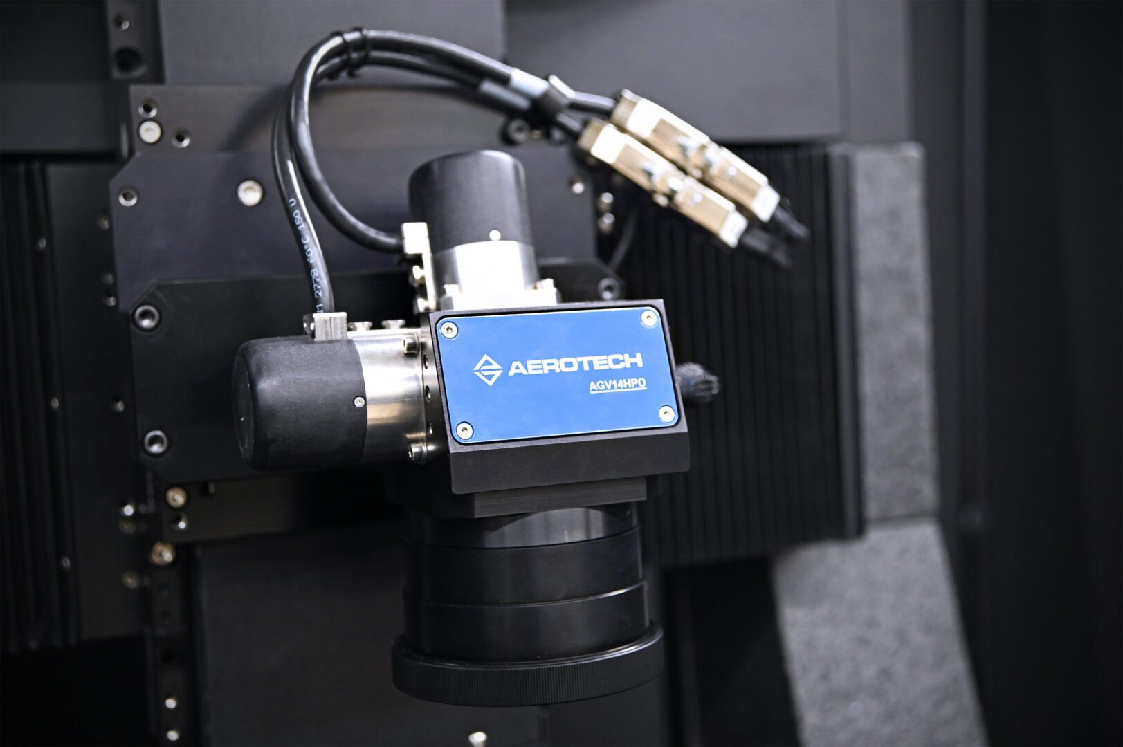 Aerotech AGV-HPO 高精度雷射掃描振鏡實體安裝圖,圖中可見其搭載了選配的閉路水冷系統管線,用以在高功率運作下維持熱穩定性,此掃描振鏡整合於大型雷射加工系統中,透過其雙數位編碼器回授,可為微加工、玻璃切割等應用提供極致的路徑追蹤精度。