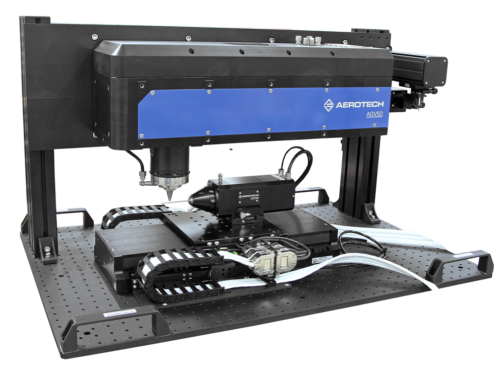 此圖展示一套完整的雷射微加工系統;核心的 AGV5D 五軸進動掃描器安裝於高剛性龍門結構上,並與下方的 XY 精密定位平台整合。此配置結合了掃描器的高速光束操控與平台的精準工件移動能力,為高階微加工應用提供一站式的解決方案。
